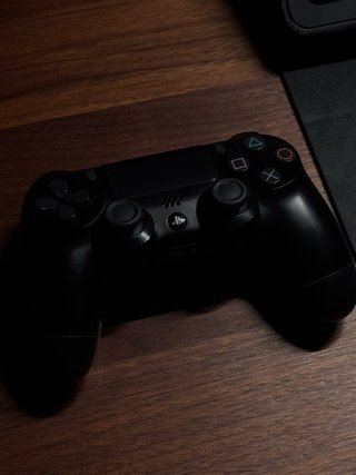 PlayStation 4 + 8 juegos + cables