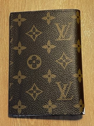 Porta pasaportes Louis Vuitton Monogram