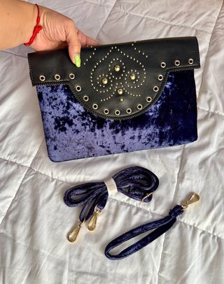 Bolso de terciopelo azul y negro con tachuelas