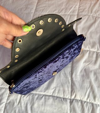 Bolso de terciopelo azul y negro con tachuelas