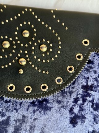 Bolso de terciopelo azul y negro con tachuelas
