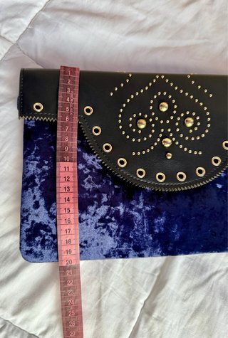 Bolso de terciopelo azul y negro con tachuelas