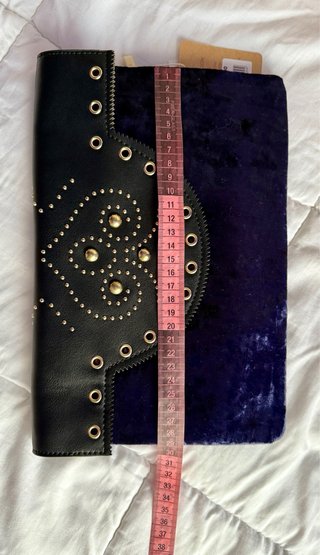 Bolso de terciopelo azul y negro con tachuelas