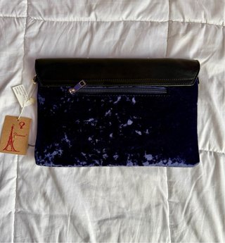 Bolso de terciopelo azul y negro con tachuelas