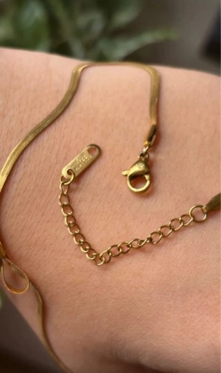 Elegante Collar dorado con lazo veraniego