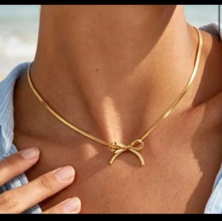 Elegante Collar dorado con lazo veraniego