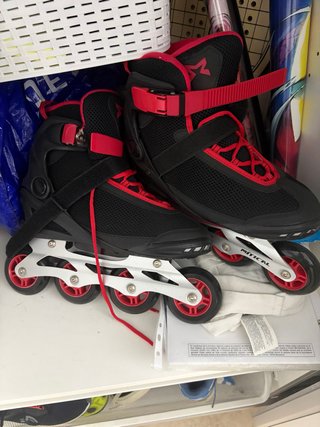 Patines en línea negros y rojos.