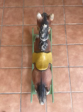 Caballo balancín de cartón piedra. Años 50.
