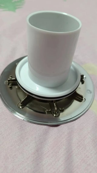 Válvula de ducha blanca y tapa plateada