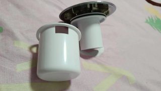 Válvula de ducha blanca y tapa plateada