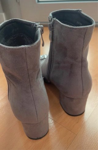Botines grises con tacón y pedrería