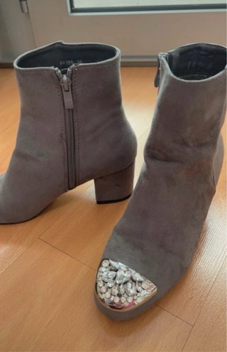 Botines grises con tacón y pedrería