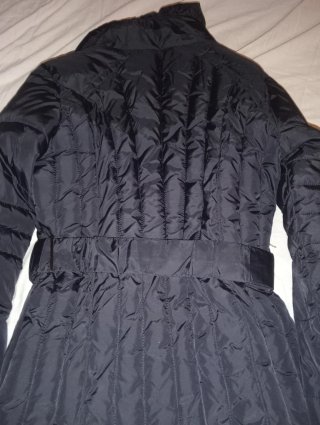 Chaqueta negra acolchada con cinturón