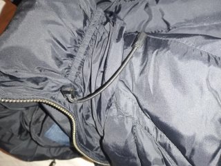 Chaqueta negra acolchada con cinturón