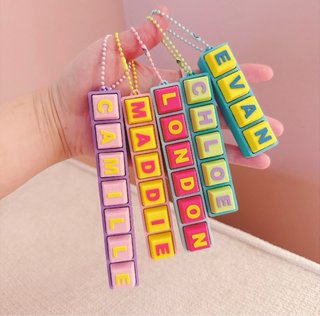 Llaveros clickers con nombre personalizado