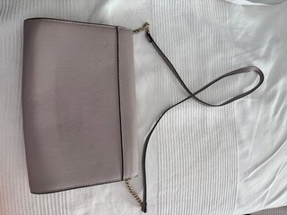 Bolso gris de H&M diseño tipo sobre