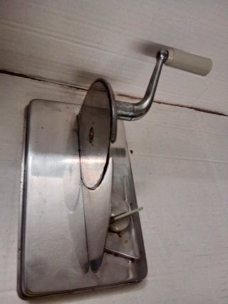 Antigua cortadora de fiambre manual.Marca BESAZA.