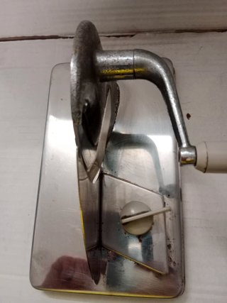 Antigua cortadora de fiambre manual.Marca BESAZA.