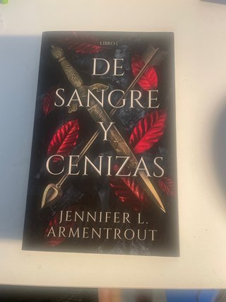 Libro “de sangre y cenizas” en perfecto estado