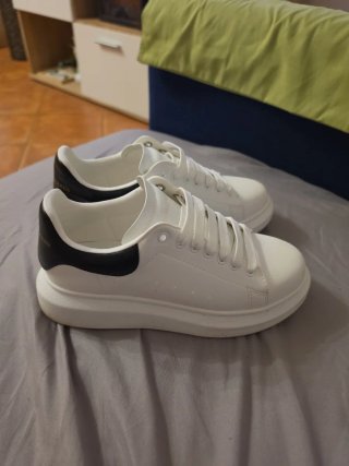Scarpe Alexander McQueen bianche e nere