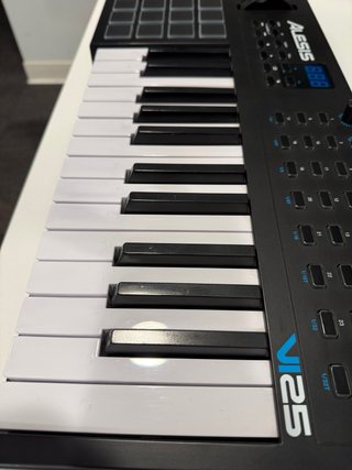 Controlador MIDI Alesis V25
