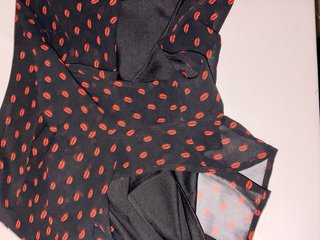 Falda corta negra con estampado de labios rojos