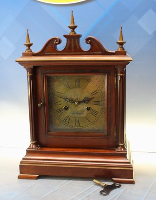 Antiguo reloj de sobremesa Seth Thomas. Con péndulo y llave.