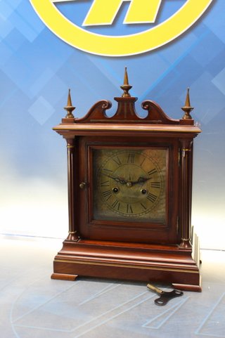 Antiguo reloj de sobremesa Seth Thomas. Con péndulo y llave.