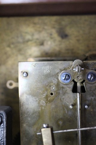 Antiguo reloj de sobremesa Seth Thomas. Con péndulo y llave.
