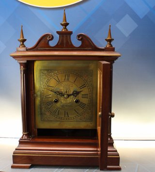 Antiguo reloj de sobremesa Seth Thomas. Con péndulo y llave.
