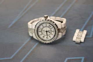 Reloj de pulsera automático estilo Chanel.