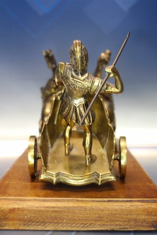 Escultura en bronce, Gladiador, guerrero romano en viga. Carro tirado por dos caballos.