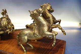 Escultura en bronce, Gladiador, guerrero romano en viga. Carro tirado por dos caballos.