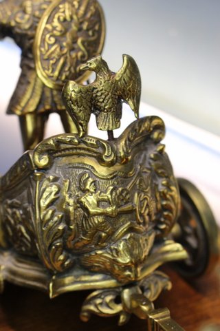 Escultura en bronce, Gladiador, guerrero romano en viga. Carro tirado por dos caballos.