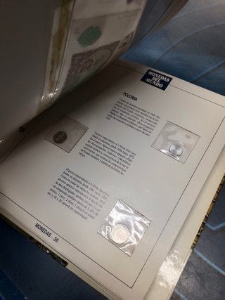 COLECCIÓN MONEDAS DEL MUNDO DE ORBIS-FABBRI, completa, 7 carpetas, 100 fascículos, todas las monedas y sellos