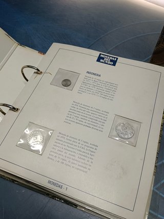 COLECCIÓN MONEDAS DEL MUNDO DE ORBIS-FABBRI, completa, 7 carpetas, 100 fascículos, todas las monedas y sellos