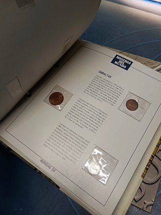 COLECCIÓN MONEDAS DEL MUNDO DE ORBIS-FABBRI, completa, 7 carpetas, 100 fascículos, todas las monedas y sellos