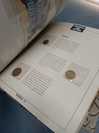 COLECCIÓN MONEDAS DEL MUNDO DE ORBIS-FABBRI, completa, 7 carpetas, 100 fascículos, todas las monedas y sellos