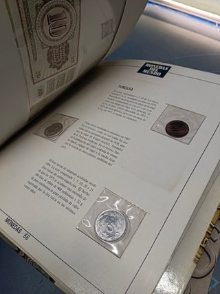 COLECCIÓN MONEDAS DEL MUNDO DE ORBIS-FABBRI, completa, 7 carpetas, 100 fascículos, todas las monedas y sellos