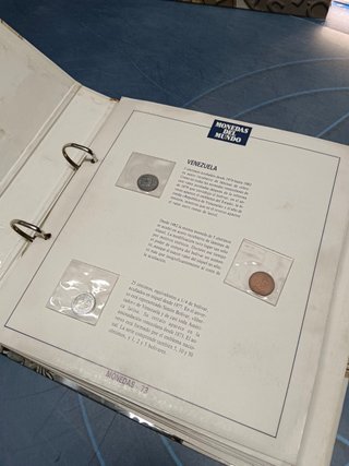 COLECCIÓN MONEDAS DEL MUNDO DE ORBIS-FABBRI, completa, 7 carpetas, 100 fascículos, todas las monedas y sellos