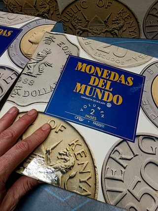COLECCIÓN MONEDAS DEL MUNDO DE ORBIS-FABBRI, completa, 7 carpetas, 100 fascículos, todas las monedas y sellos