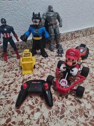 Juguete perro Superman y dinosaurio