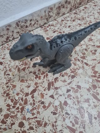 Juguete perro Superman y dinosaurio