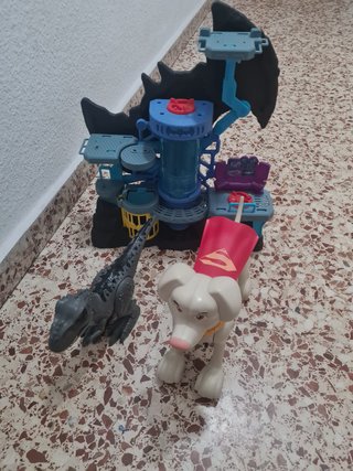 Juguete perro Superman y dinosaurio