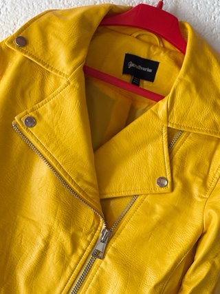 Chaqueta Stradivarius Amarilla