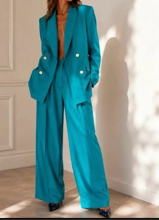 Traje de chaqueta y pantalón azul