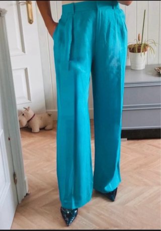 Traje de chaqueta y pantalón azul