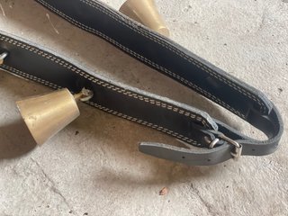 Collar de cuero negro con campanas