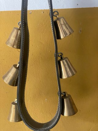 Collar de cuero negro con campanas
