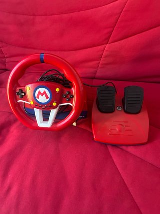 Volante, pedales y Mario Kart 8 Deluxe